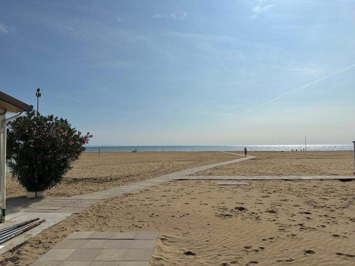 Beach Front Apartment Sabbiadoro Lignano Sabbiadoro Eksteriør billede