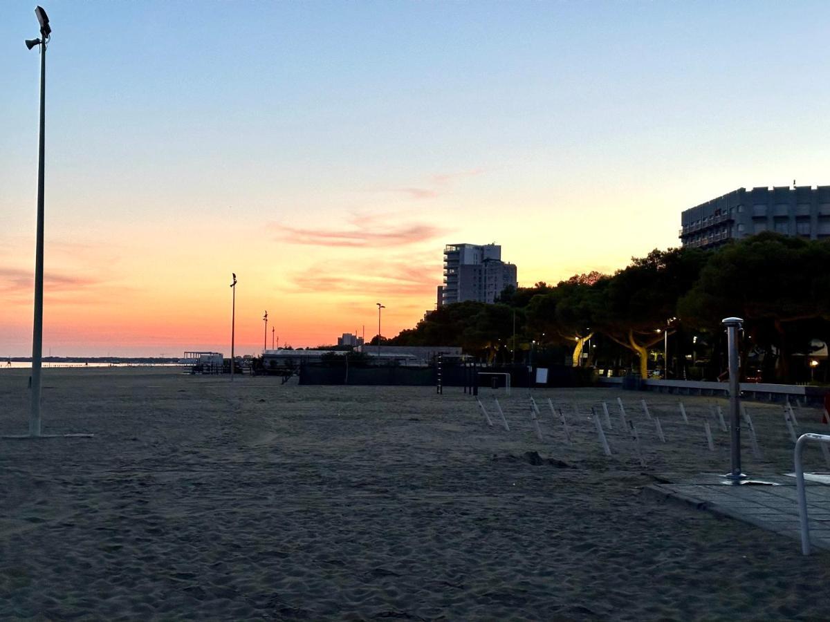 Beach Front Apartment Sabbiadoro Lignano Sabbiadoro Eksteriør billede
