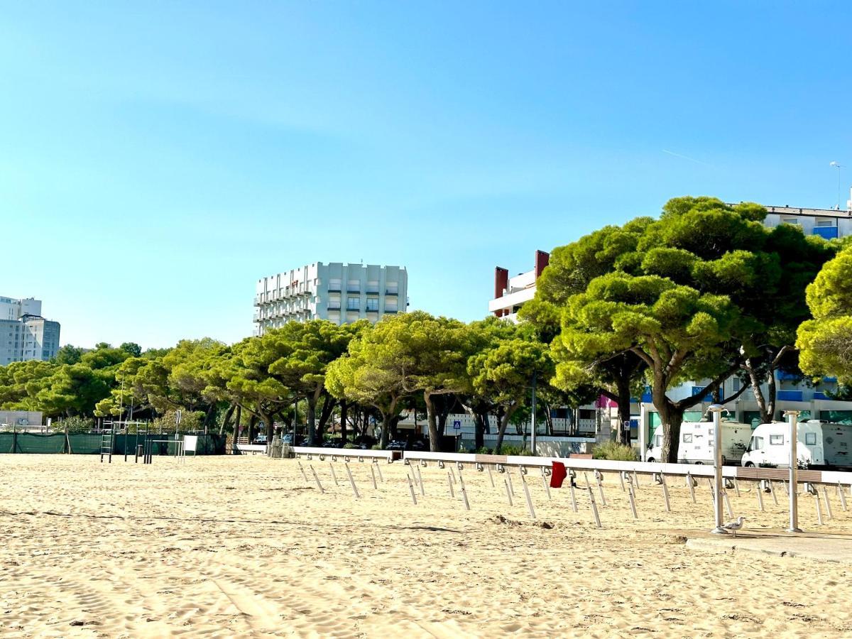 Beach Front Apartment Sabbiadoro Lignano Sabbiadoro Eksteriør billede